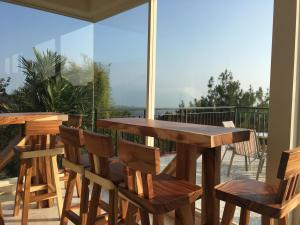 Balkón nebo terasa v ubytování Arainn Bed & Breakfast Tretes Prigen by ecommerceloka