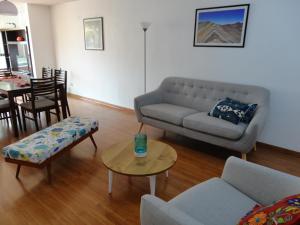 sala de estar con sofá y mesa en Miraflores Bello Apartamento, en Lima