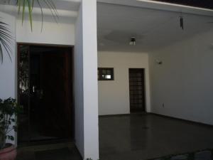 une pièce vide avec un mur blanc et une porte dans l'établissement Casa de Férias Mãe Maria, à Aparecida