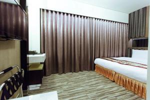 Postel nebo postele na pokoji v ubytování Harmonious Hotel
