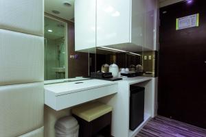 Kuchyň nebo kuchyňský kout v ubytování Harmonious Hotel