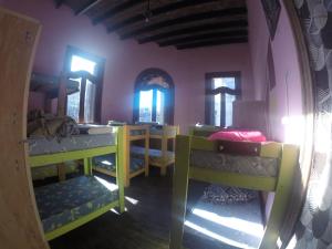 Tempat tidur susun dalam kamar di Kymani House