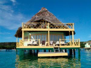 uma casa num cais na água em Punta Caracol Acqua Lodge em Bocas del Toro