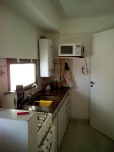 Una cocina o kitchenette en Monoambiente Madryn