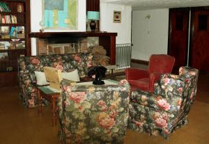 a living room with two chairs and a table at Avenida Hotel in Junín