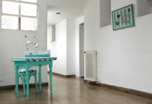 una mesa azul y un taburete en una habitación en Avenida Hotel en Junín