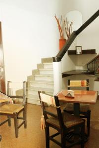 Habitación con mesa, sillas y escaleras. en Avenida Hotel en Junín