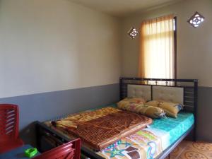 Tempat tidur dalam kamar di Tengger Indah Homestay