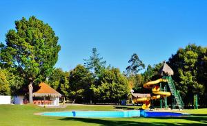 un parco acquatico con scivolo e parco giochi di Casa en Pingueral a Dichato
