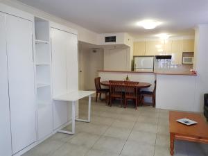 O bucătărie sau chicinetă la Accommodation Sydney - Pitt Street
