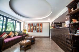 ein Wohnzimmer mit Sofa und Tisch in der Unterkunft De Poem Loft Boutique Residence in Hat Yai