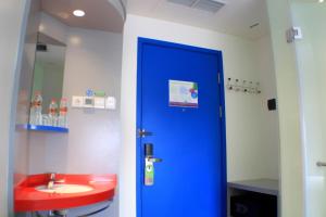 Bilik mandi di POP! Hotel Solo