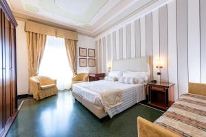 Postel nebo postele na pokoji v ubytování Hotel Jolanda + 37 fotografií