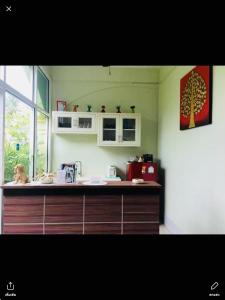 cocina con fregadero y encimera en Roo Poo Guest House, en Ko Kho Khao