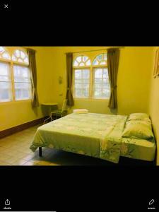 Postel nebo postele na pokoji v ubytování Roo Poo Guest House