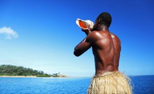 una estatua de un hombre parado frente al agua en Tropica Island Resort-Adults Only, en Malolo