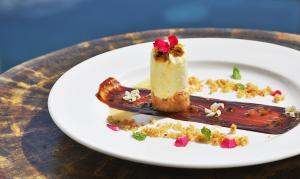 un postre en un plato blanco en una mesa en Tropica Island Resort-Adults Only, en Malolo