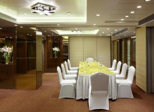 El área de trabajo o centro de convenciones de Hotel Suba Galaxy Mumbai