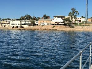 vistas a un cuerpo de agua desde un barco en Beachside & Jetty View Apartment 6 - Captain's Apt, en Streaky Bay