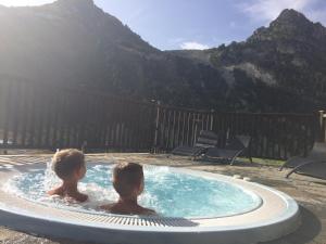 O vedere generală la munți sau o vedere la munte luată de la acest apartament