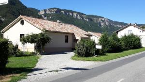 Une rangée de maisons sur le côté d'une route dans l'établissement la petite maison 05, à Trescléoux