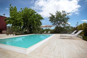 Basen w obiekcie Villa Aurelia - guesthouse Le Case di Aurelia lub w pobliżu