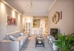科孚城的住宿－Penelope Corfu Suite，客厅配有沙发和桌子
