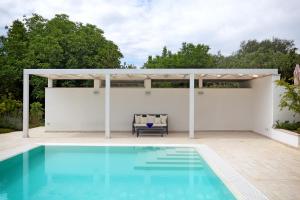 basen z pergolą obok domu w obiekcie Villa Aurelia - guesthouse Le Case di Aurelia w mieście Castellana Grotte +20 zdjęć