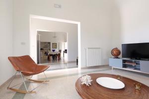 Telewizja i/lub zestaw kina domowego w obiekcie Villa Aurelia - guesthouse Le Case di Aurelia