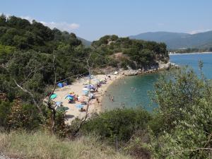 Grupa ludzi na plaży z parasolami w obiekcie Struma Dolinata Beach w mieście Olympiada