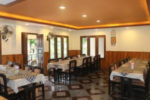 ห้องอาหารหรือที่รับประทานอาหารของ Chitwan Village Resort