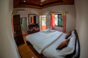Postel nebo postele na pokoji v ubytování El Greco Bungalows Koh Lanta
