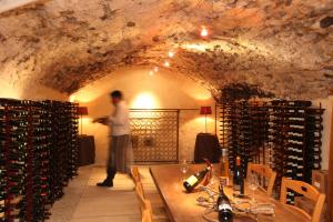 - un homme debout dans une cave à vin avec des bouteilles de vin dans l'établissement Domaine Les Mejeonnes, à Valaurie