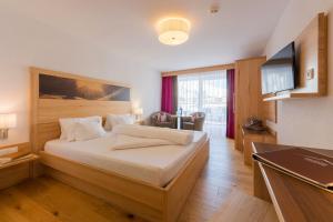 TV a/nebo společenská místnost v ubytování Alpinhotel Monte Superior - Silvretta Card Premium Betrieb