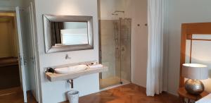 uma casa de banho com um lavatório e um chuveiro em Jungmann Hotel em Praga