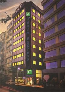 un edificio con un cartello hotel di fronte di Taxim Express Bosphorus Hotel a Istanbul