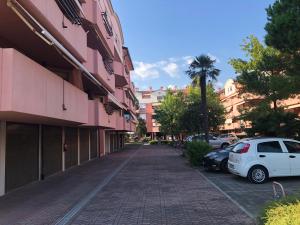 a street with cars parked next to a building at Residence Viale del Sole in Grado