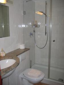 A bathroom at Hotel Traube