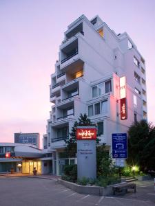 un edificio blanco con un cartel delante en Mercure Hotel Hameln en Hameln