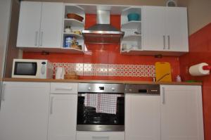 Kuchnia lub aneks kuchenny w obiekcie Apartament Wrzos