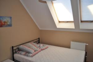 Łóżko lub łóżka w pokoju w obiekcie Apartament Wrzos