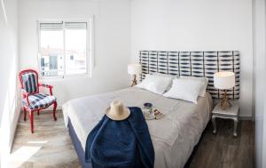 1 dormitorio con 1 cama con sombrero en Apt. Downtown 2, en Funchal