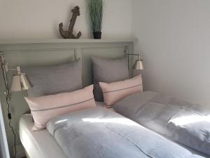 um quarto com 2 camas e almofadas em Maison Princesse em Port Leucate