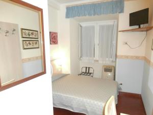 - une petite chambre avec un lit et une fenêtre dans l'établissement A Roma Le Tue Vacanze, à Rome