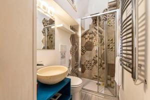 ein Badezimmer mit Waschbecken und Dusche in der Unterkunft Merulana Suite Apartment in Rom + 147 Fotos