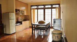 CibadakにあるVilla Kota Bunga Ade Type Jepang - 0222のキッチン(テーブル、椅子、冷蔵庫付)