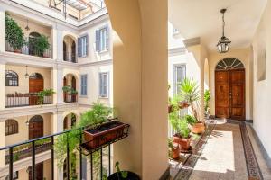 un cortile interno di una casa con piante di Merulana Suite Apartment a Roma