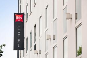 a sign on the side of a building at ibis Hotel München Garching in Garching bei München