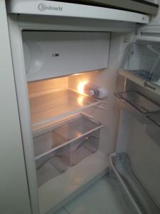 - un réfrigérateur vide avec une porte ouverte dans l'établissement Apartment Hagen Nähe TU Altstadt, à Dresde