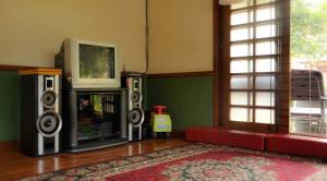 - un salon avec deux haut-parleurs et une télévision dans l'établissement Villa Kota Bunga Ade Type Jepang - 0310, à Cikundul